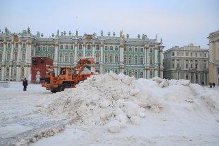 Фото: Петербург убирают от снега