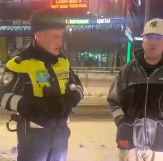 Видео: инспекторы ДПС торжественно поздравили с первым штрафом в 2026 году нетрезвого водителя