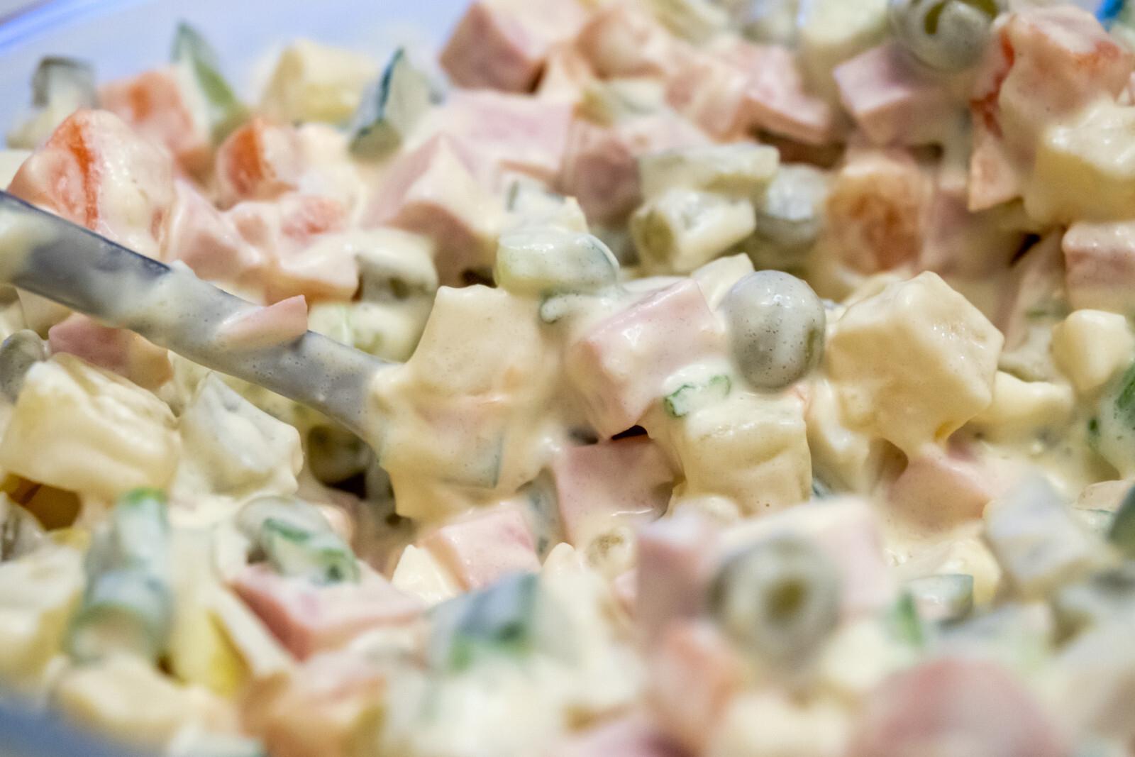 Девушка опустила лицо в салат с майонезом и получила ожог