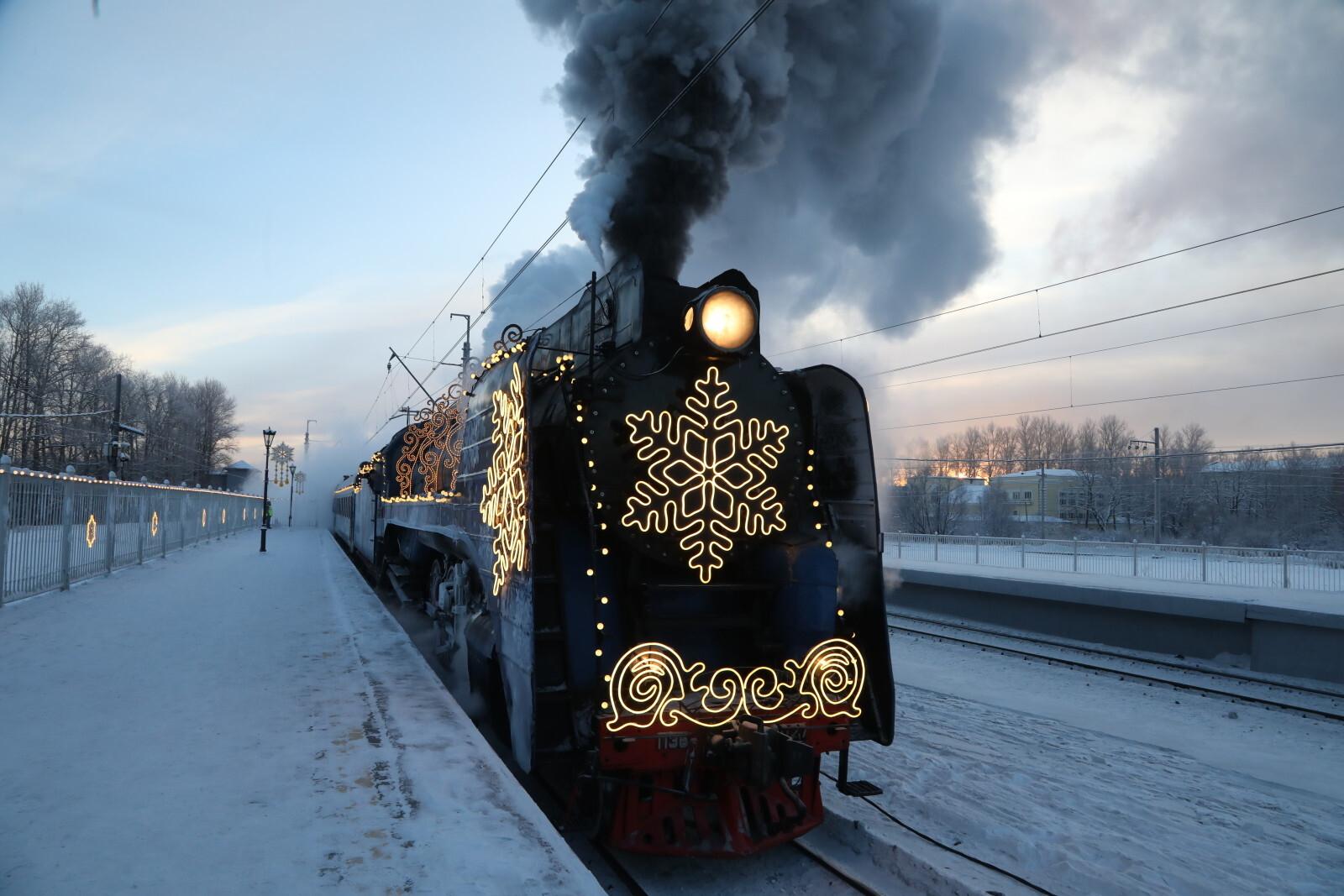 Поезд Деда Мороза прибыл на Октябрьскую железную дорогу