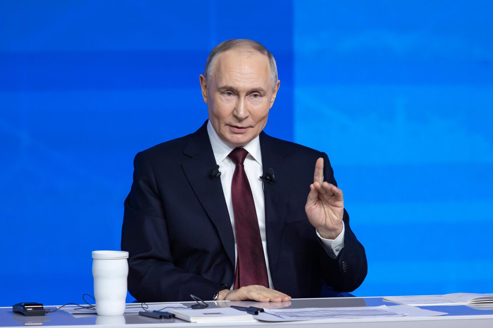 Владимир Путин поручил увеличить господдержку семей