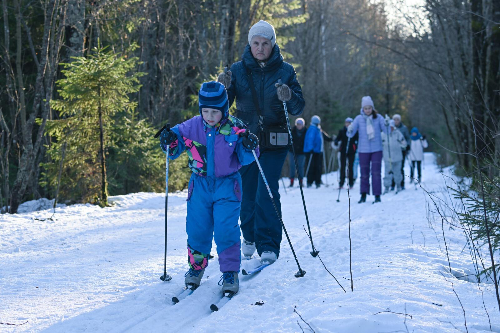 Педиатр рассказал, как правильно одевать детей на зимнюю прогулку
