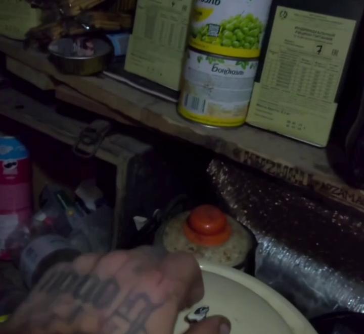 Бойцы на северском направлении приготовили крабовый салат к новогоднему столу