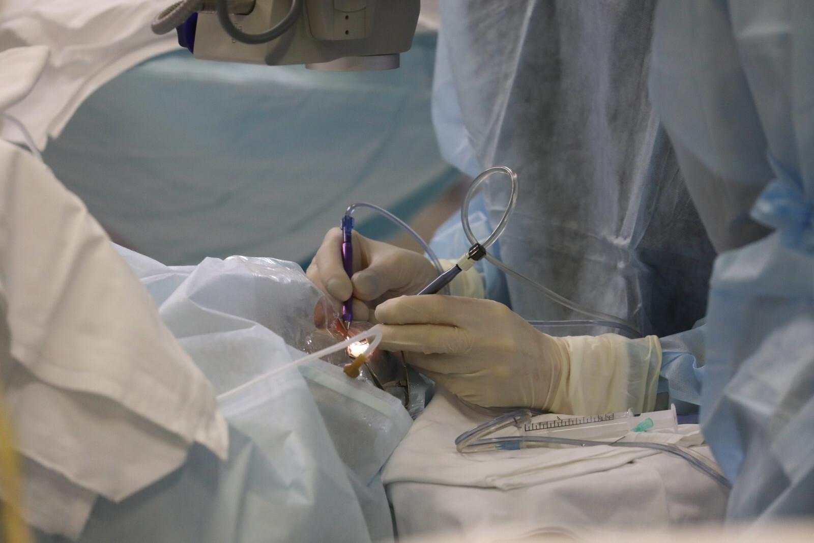 В клинике Педиатрического университета спасают зрение подростка после ужасного ранения глаз из-за петарды