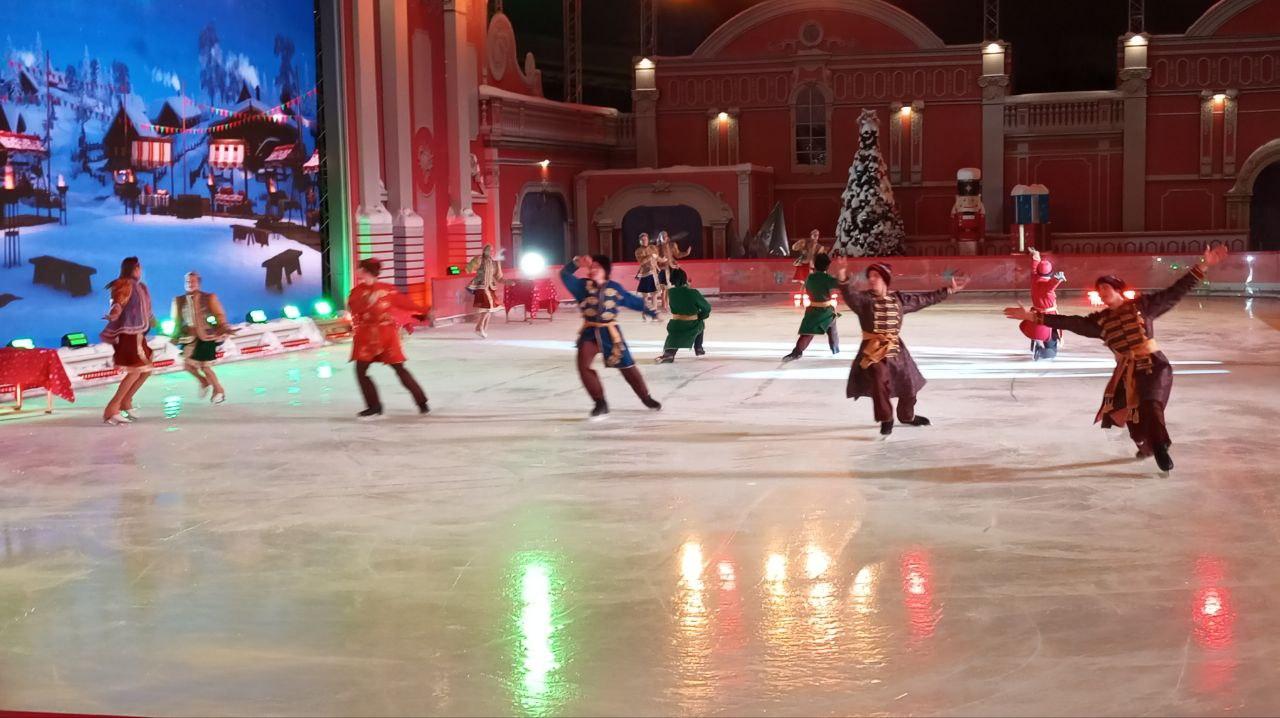 Александр Беглов посетил спектакль «Снегурочка» ледового театра Елены Бережной