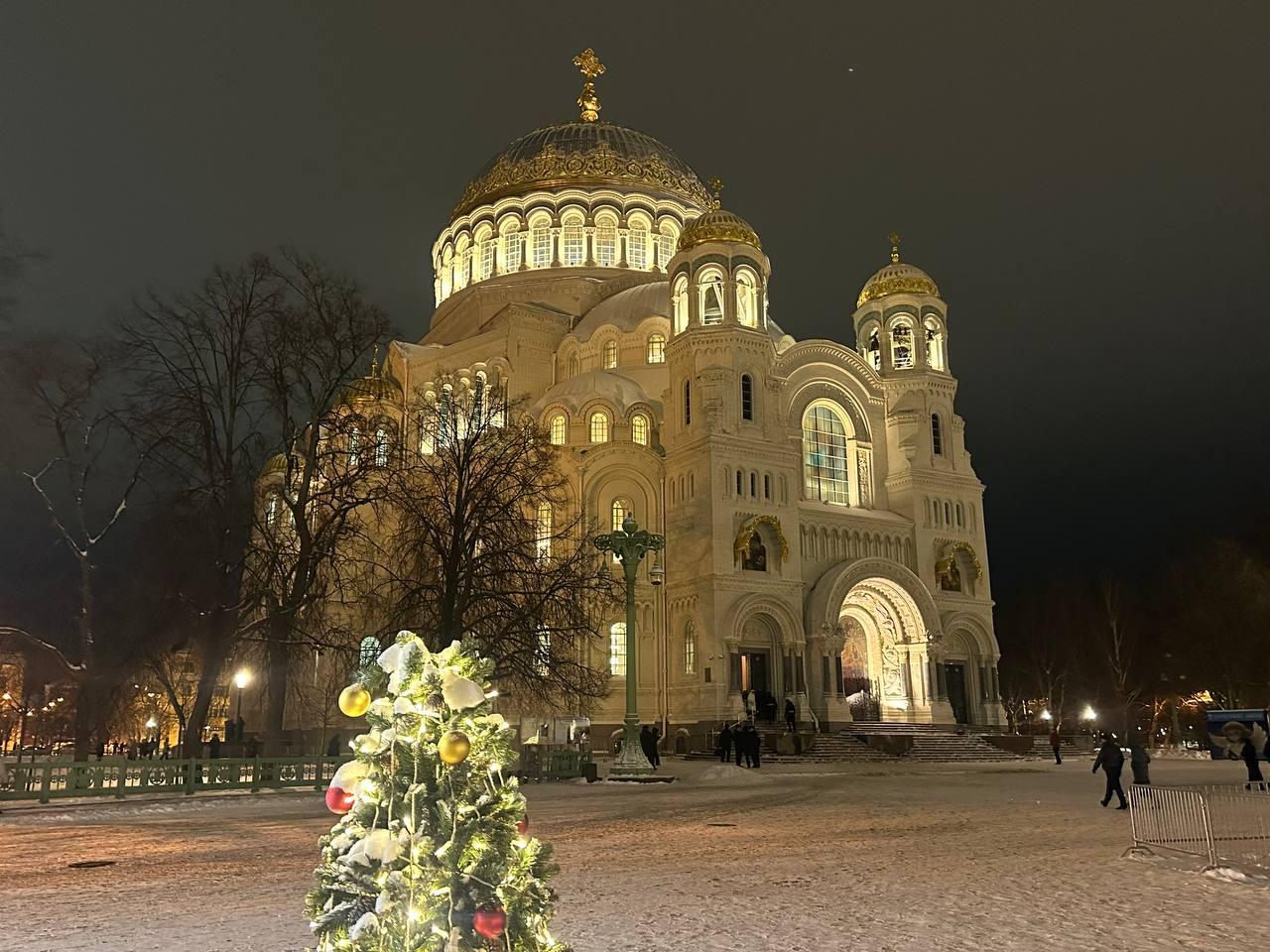 Фото: как прошла рождественская служба в ставропигиальном Никольском Морском соборе в Кронштадте