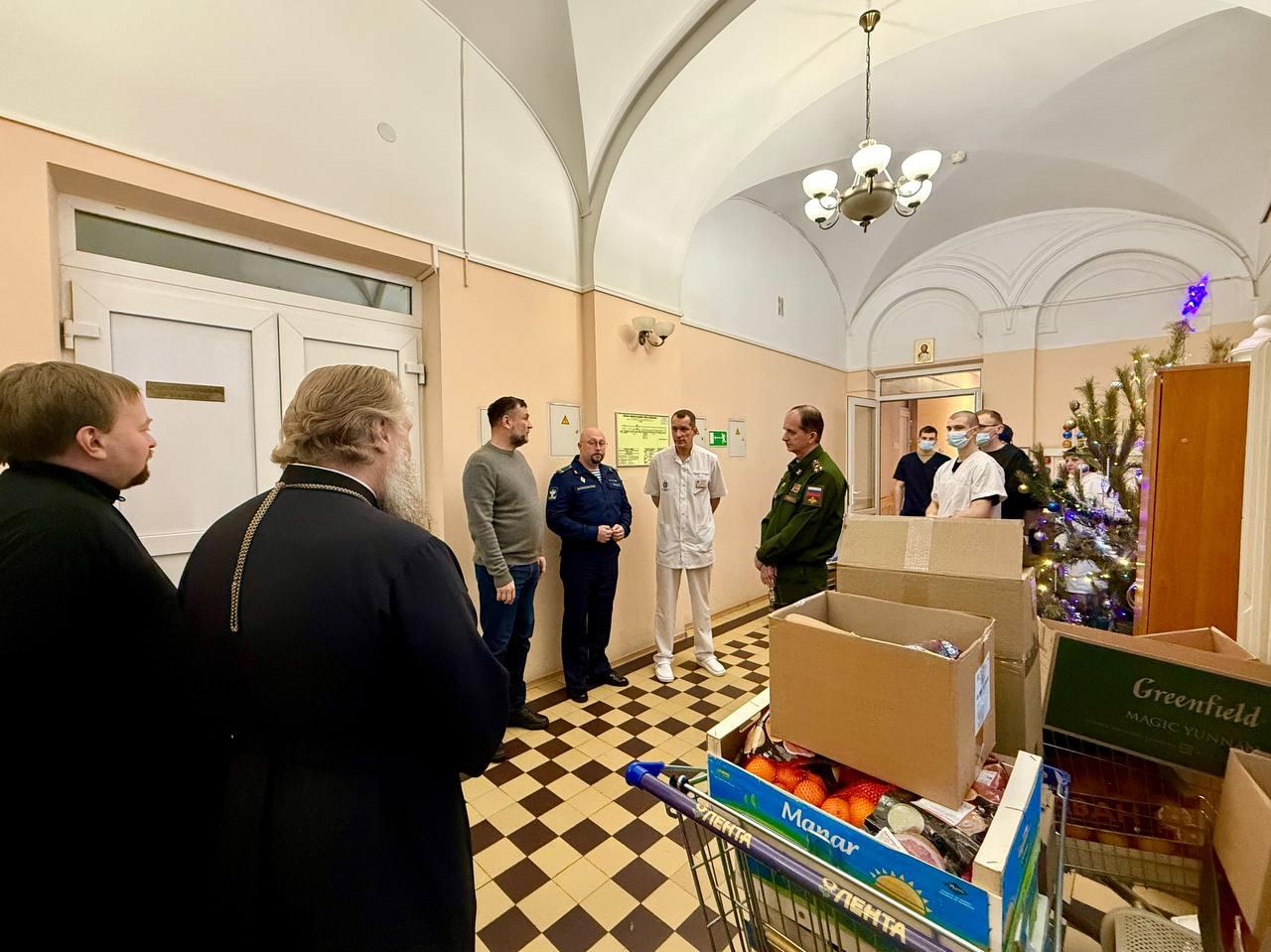 Чтобы поддержать: Разумишкин в Рождество навестил бойцов в Военно-медицинской академии