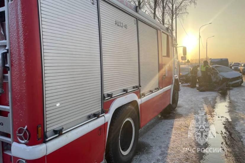 На трассе в Ленобласти столкнулись две легковушки