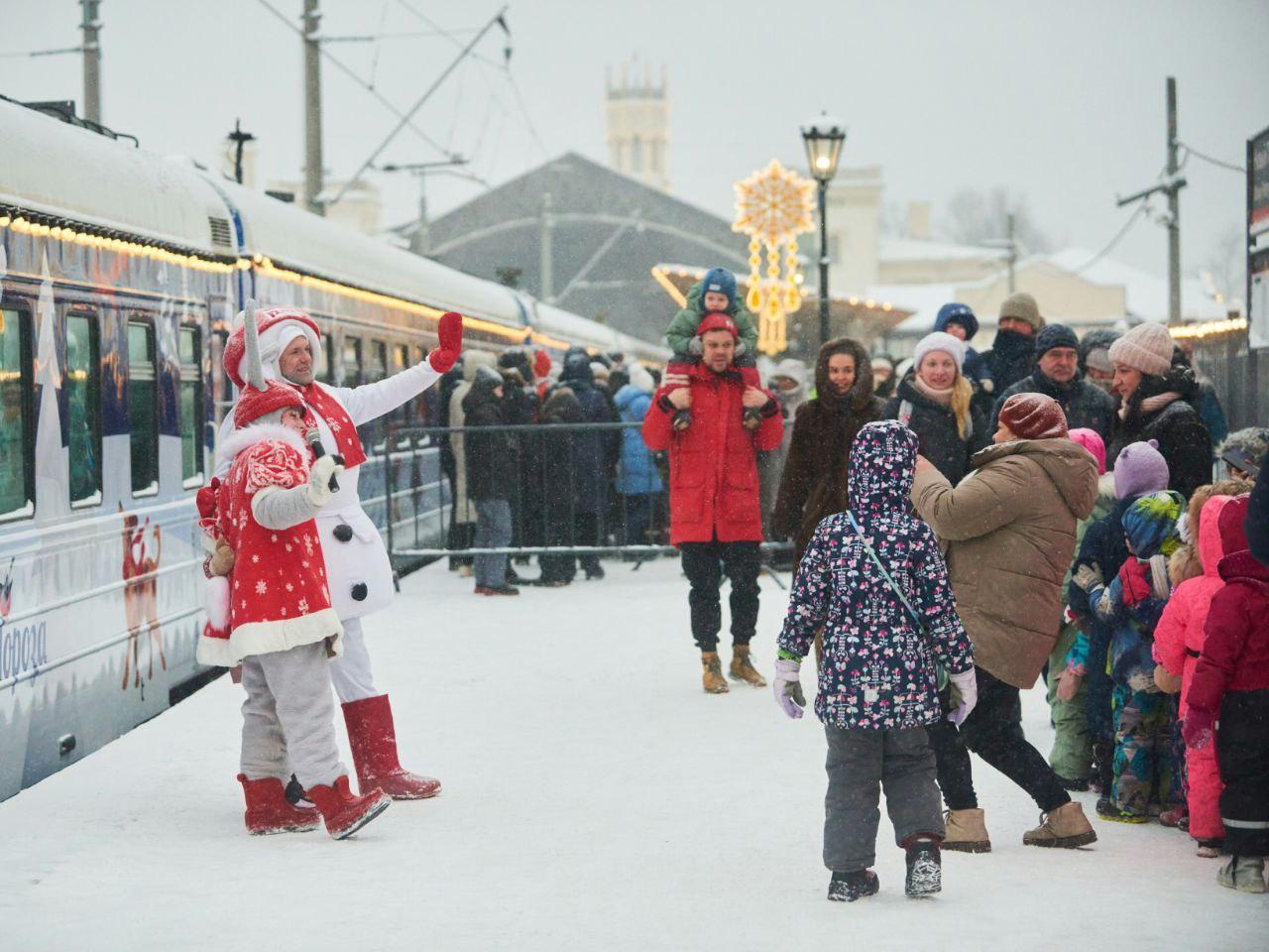 Дети погибших бойцов СВО побывали в поезде Деда Мороза в Петербурге