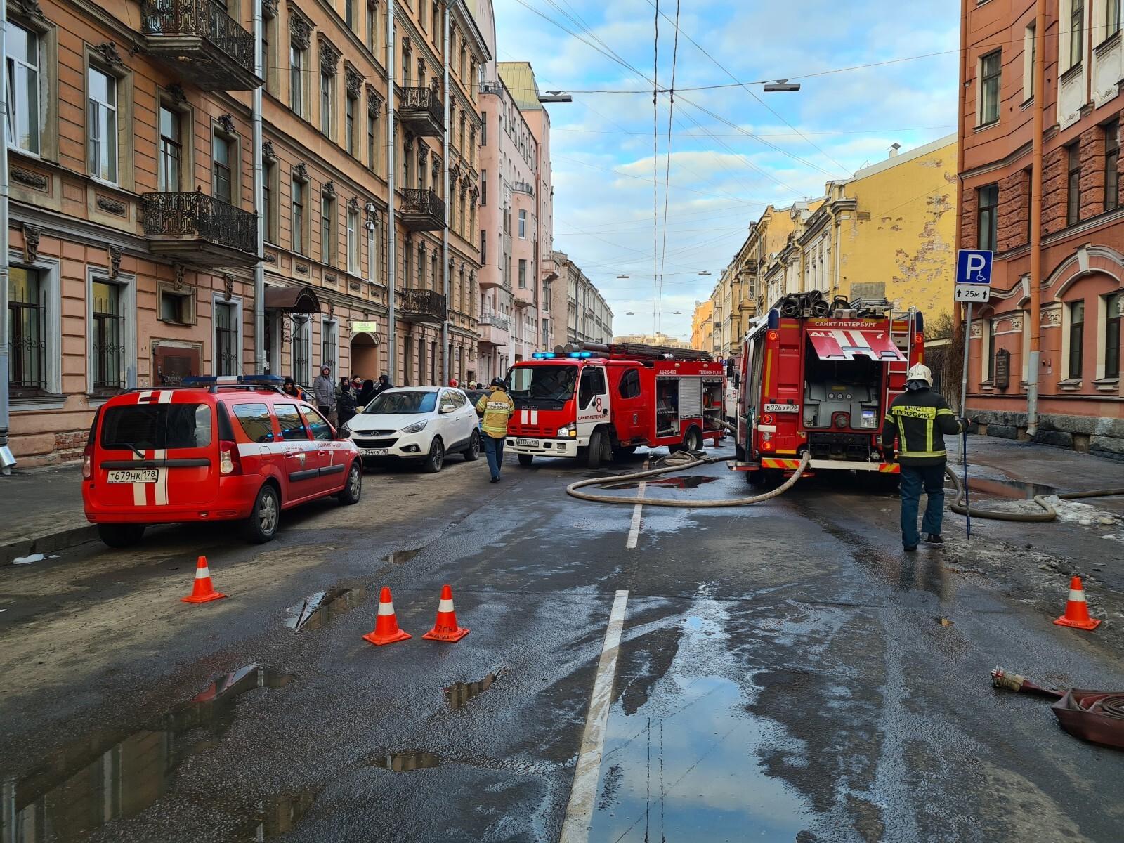 В подъезде на проспекте Художников загорелся мусор