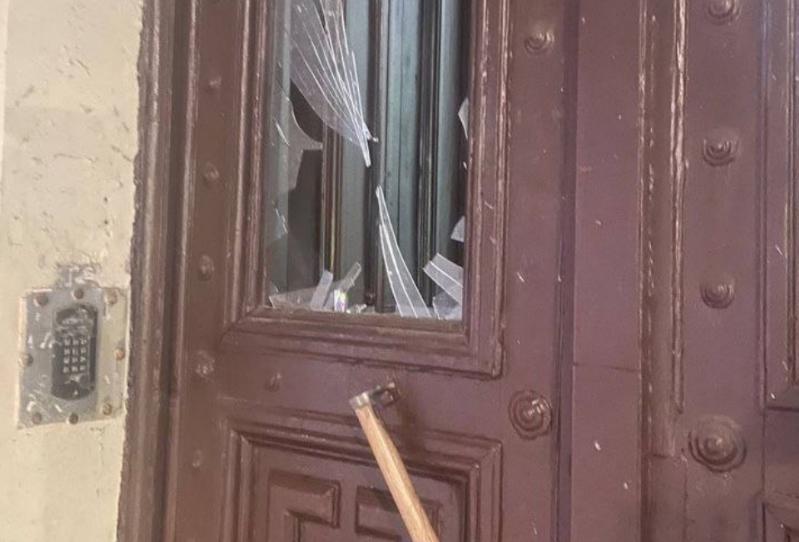 Видео: пьяный петербуржец разбил дверь подъезда на Васильевском острове