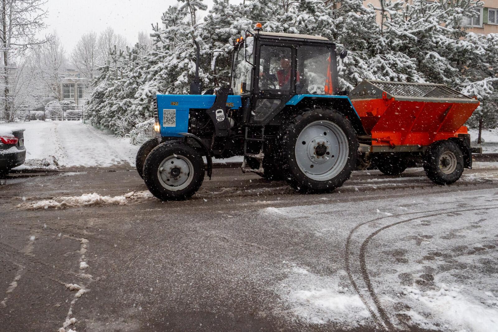 В Подмосковье коммунальщики продолжают борьбу со снежной стихией