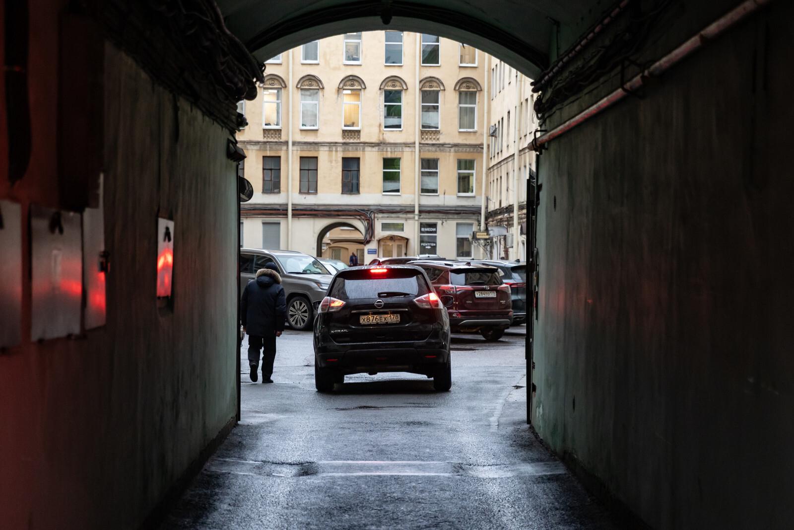 Более 300 водителей оштрафуют за парковку во дворах Петербурга