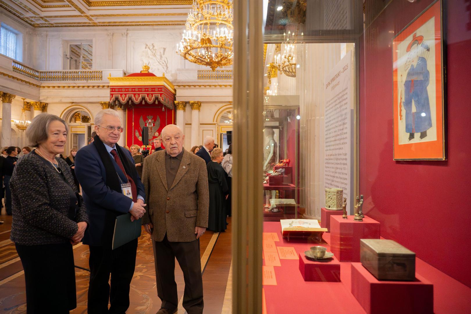 Будда, 98 акварелей и табакерка с пожеланием счастья: Эрмитажу подарили произведения корейского искусства