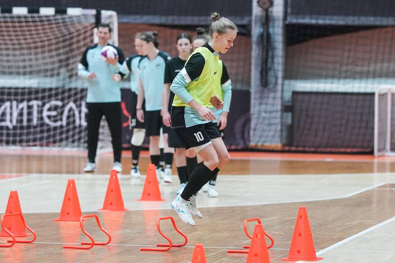 Женский «Кристалл» готовится к возобновлению чемпионата России по футзалу