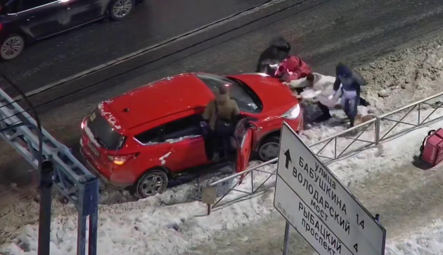 Толкали в разные стороны: в Рыбацком прохожие пытались вытащить машину из сугроба
