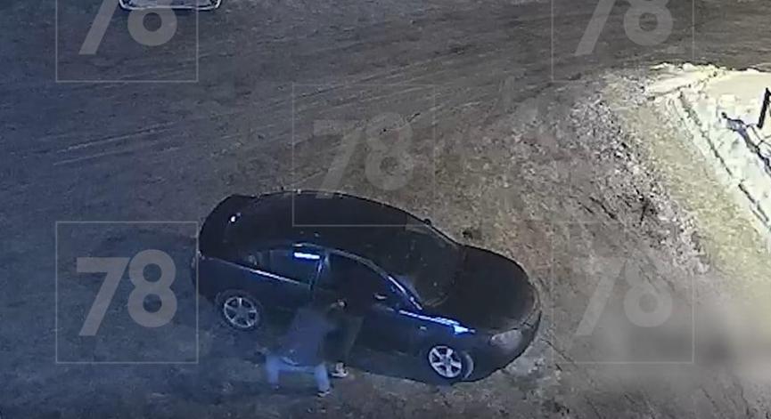 В Петербурге девушку без обуви выкинули из машины