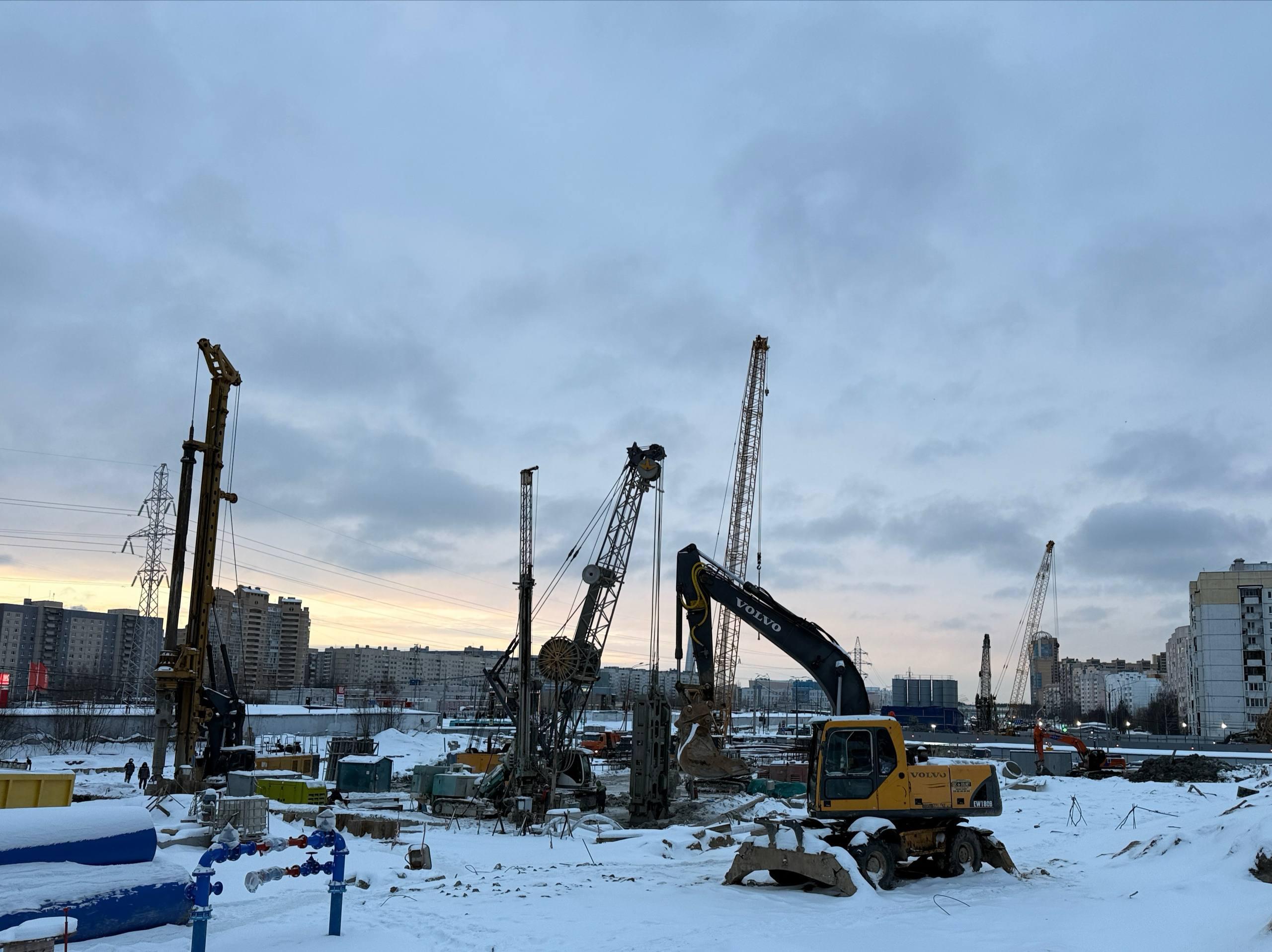 На строительстве станции метро «Каменка» в Петербурге завершается подготовка котлована