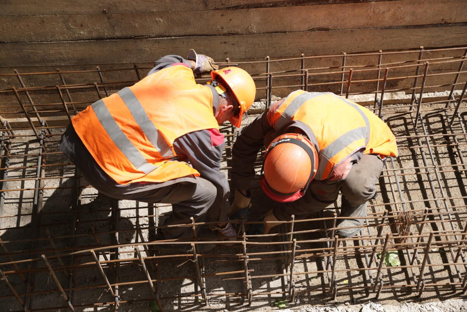 Четыре метра дефектной трубы заменили теплоэнергетики на 8-й Советской улице