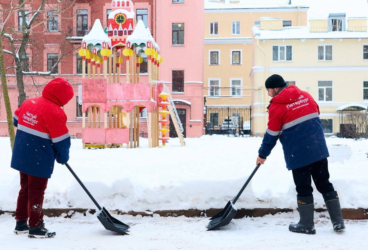 В центре Петербурга сегодня убираются 553 дворника и 62 машины