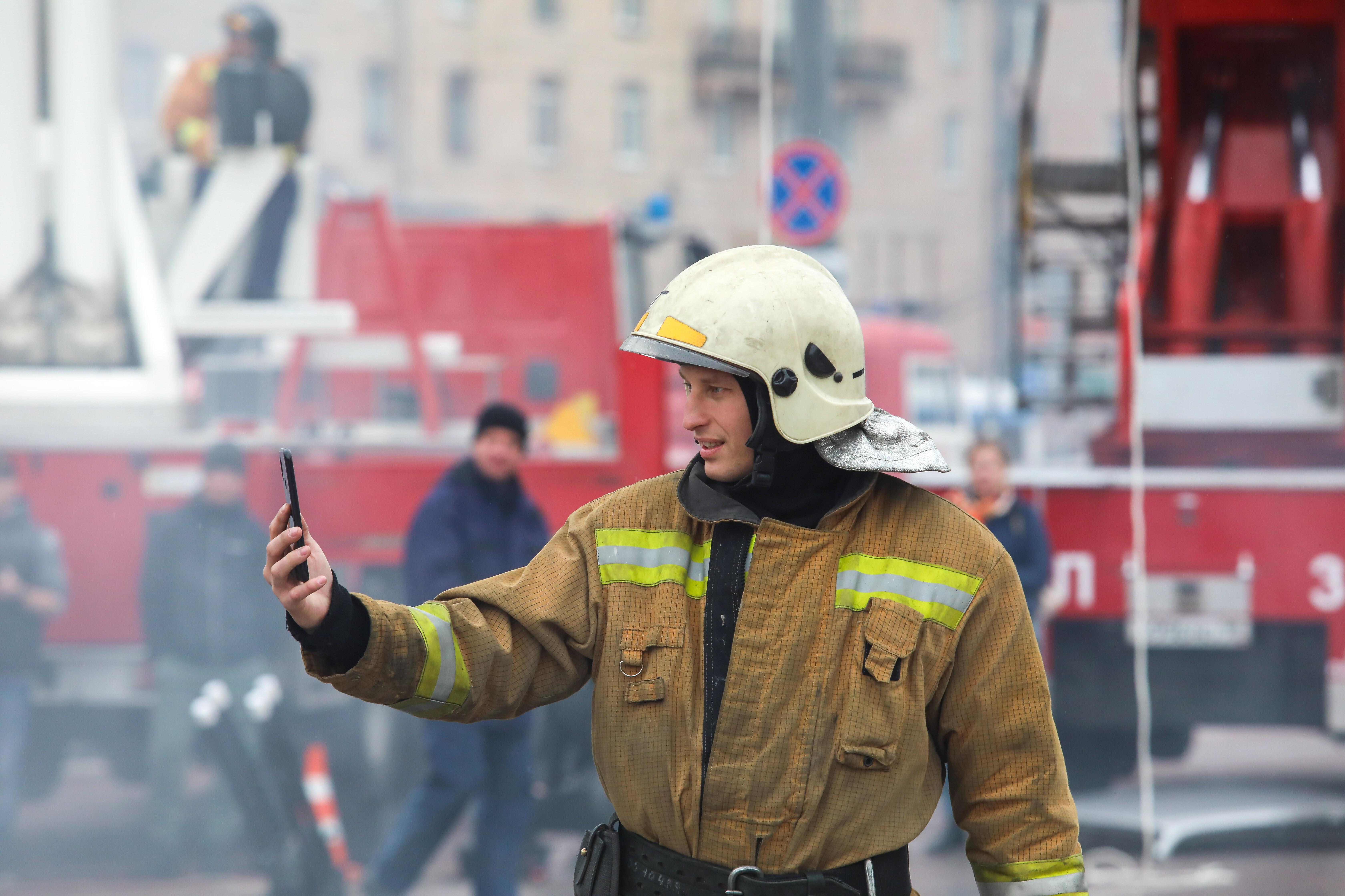 На Валдайской улице десять спасателей тушили загоревшийся балкон студии