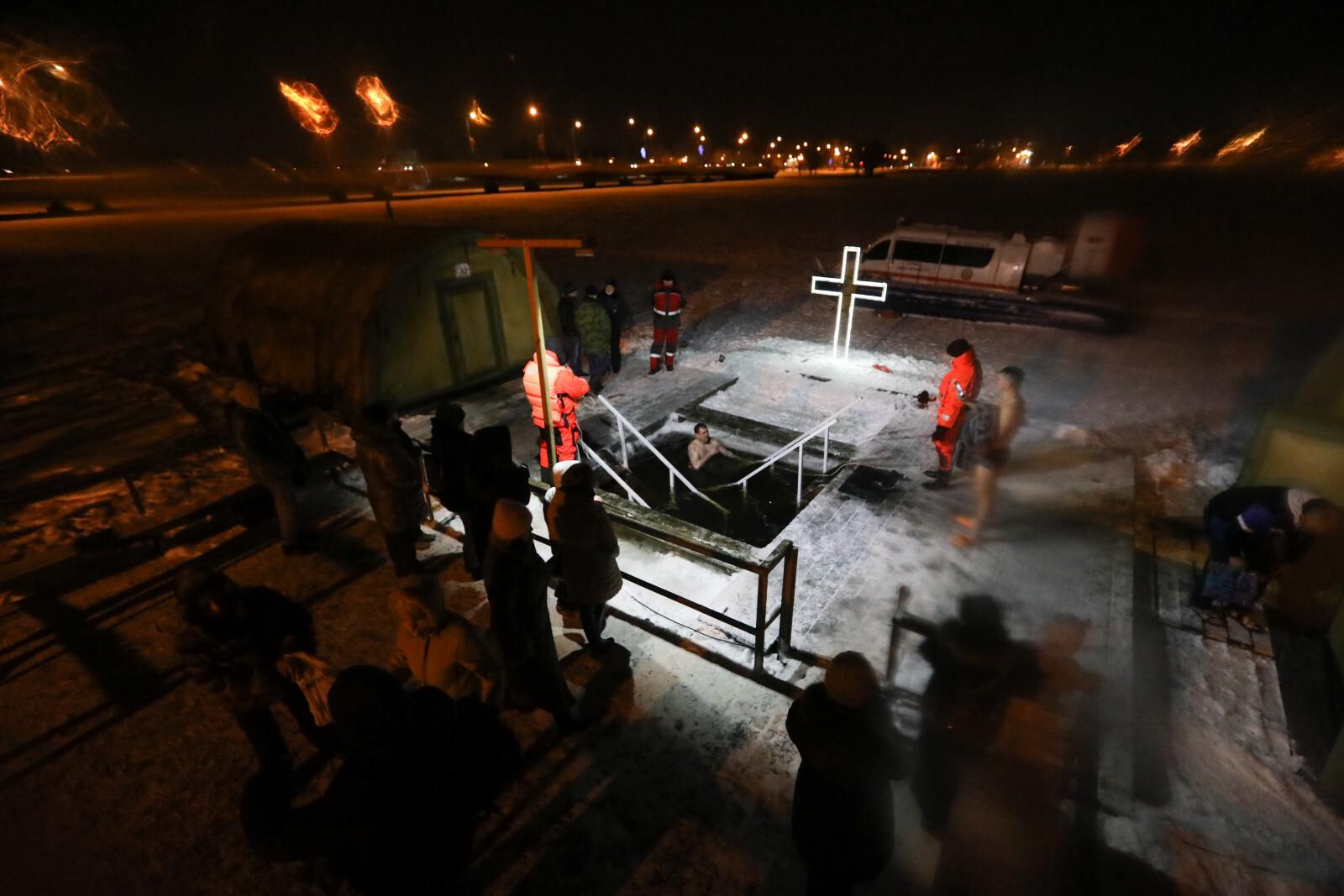 В Петербурге изменено время работы мест крещенских купелей, где будут дежурить спасатели