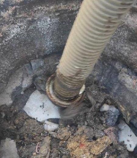 Специалисты петербургского «Водоканала» устранили на Школьной улице крупный засор, который возник из-за сброса посторонних предметов в канализацию