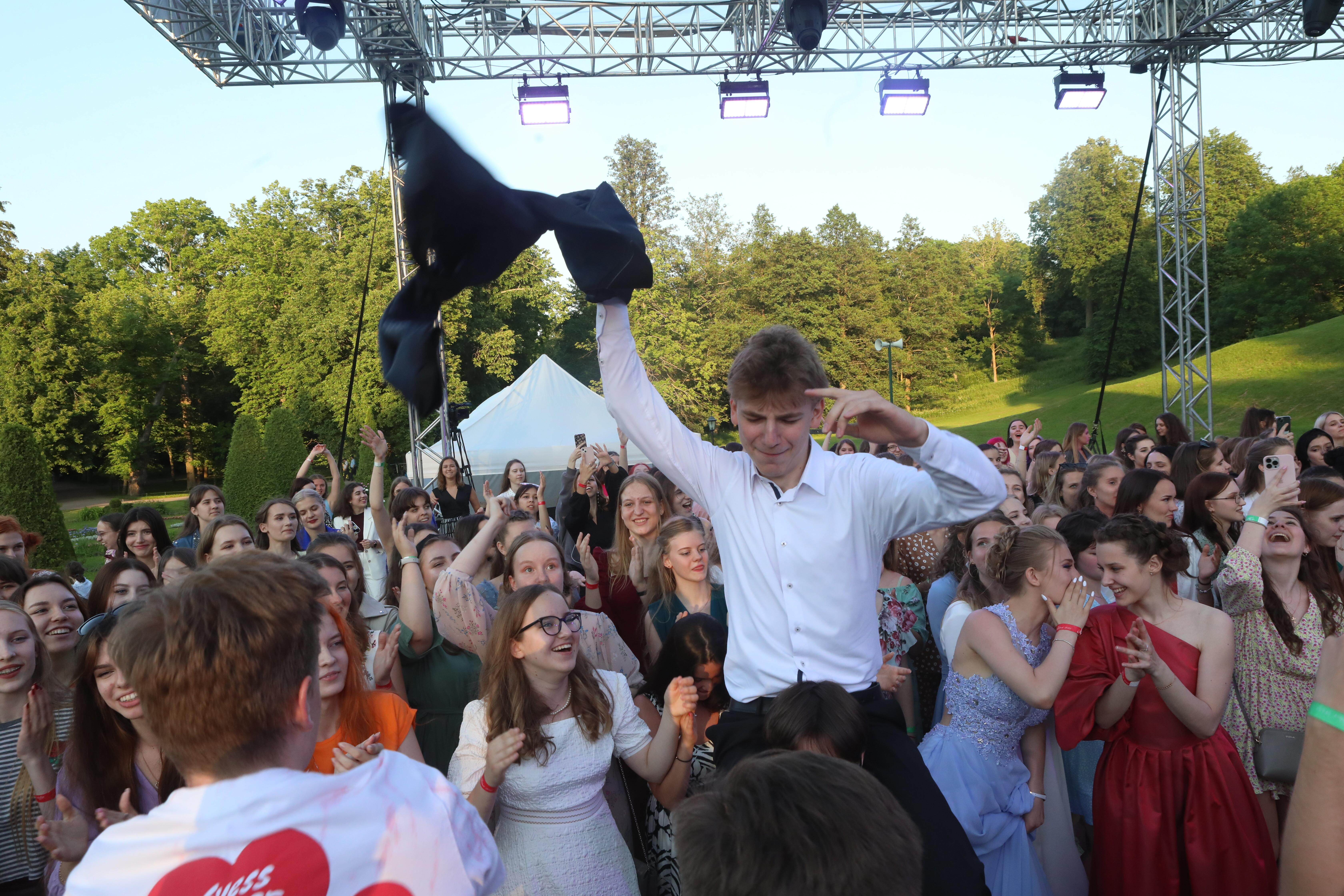 Студию праздников обязали вернуть деньги за испорченный выпускной лицеистов в Петербурге