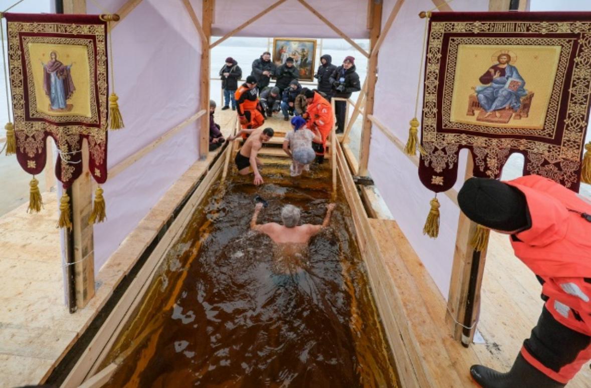 Почти 34 тысячи человек приняли участие в крещенских купаниях в Петербурге