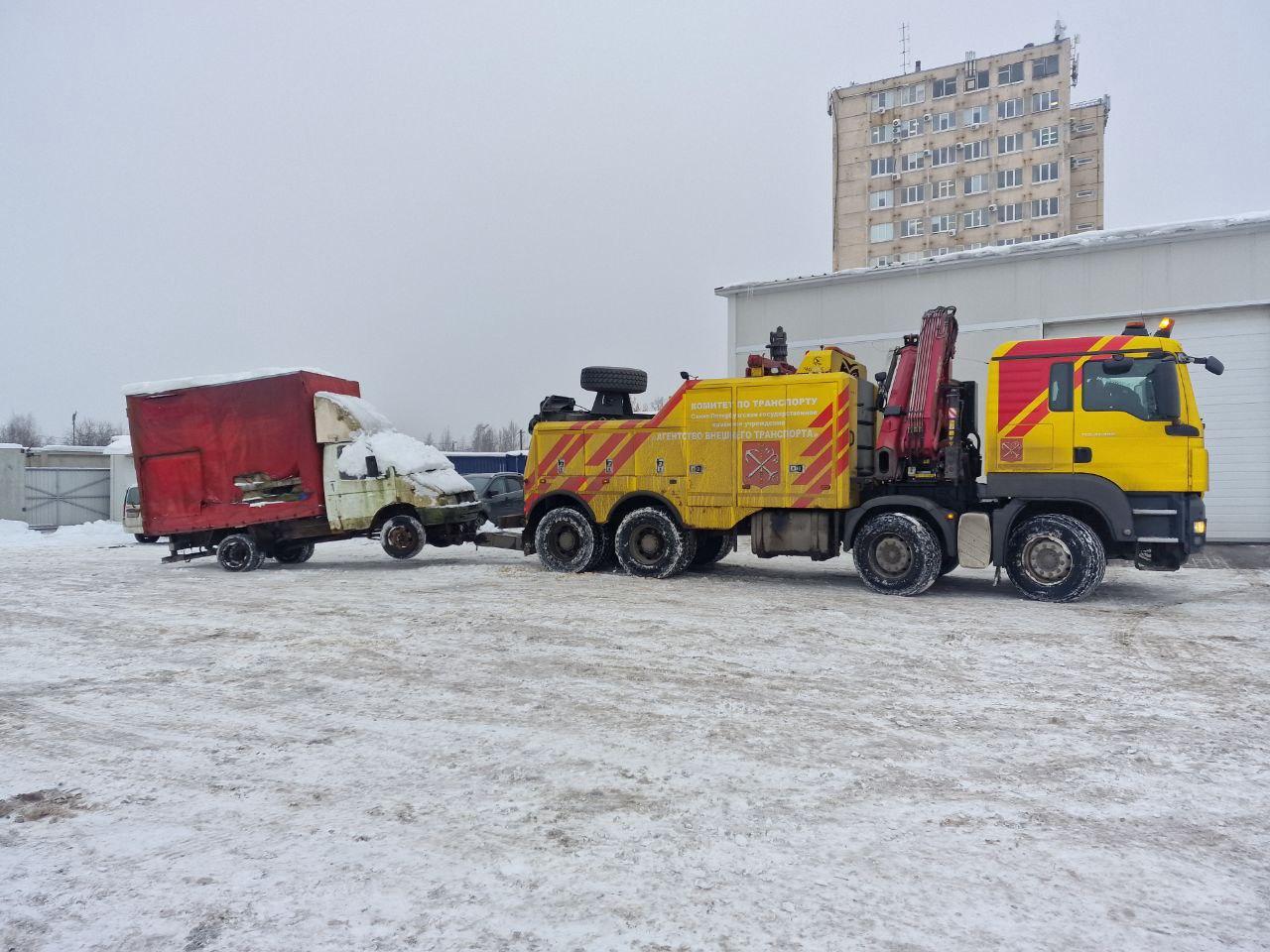 Более 1300 разукомплектованных машин отправили на спецстоянки в Петербурге