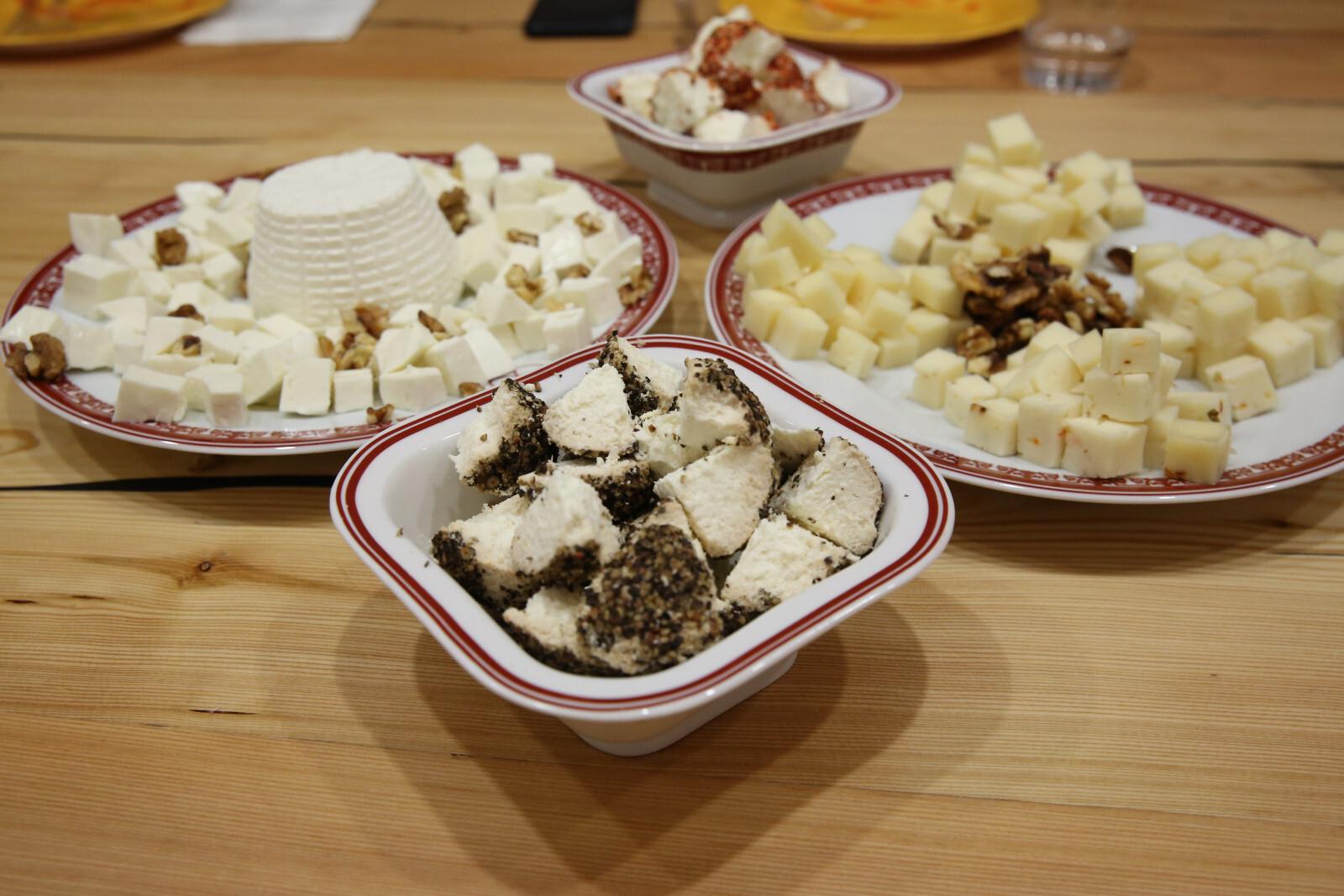 Диетолог рассказал, чем полезен сыр с плесенью