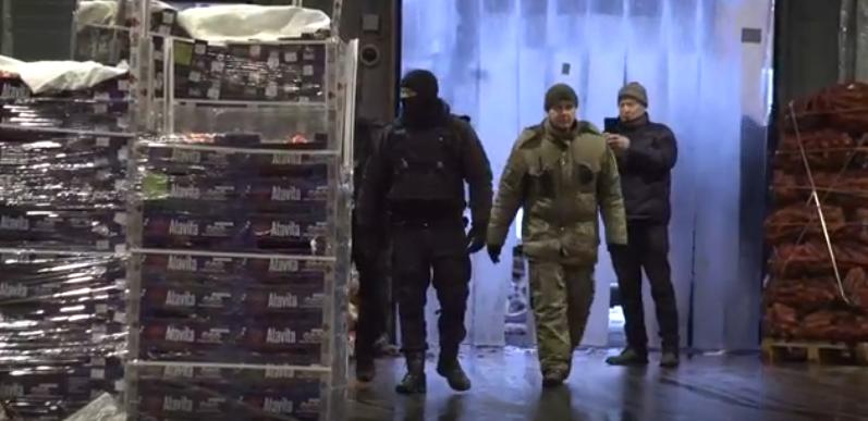 На Софийской овощебазе в Петербурге искали нелегалов