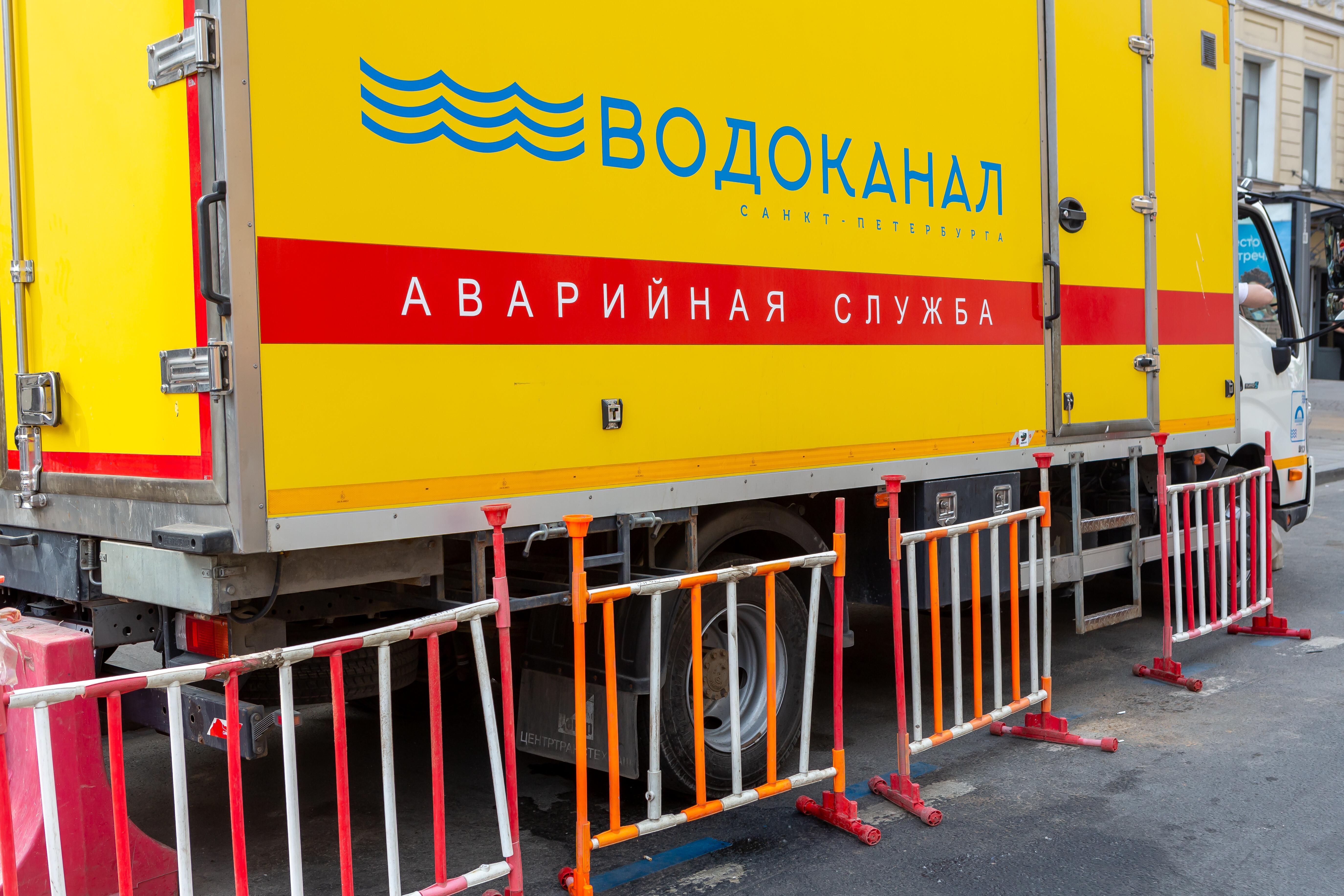 Восемь зданий остались без воды на Среднем проспекте по вине строителей