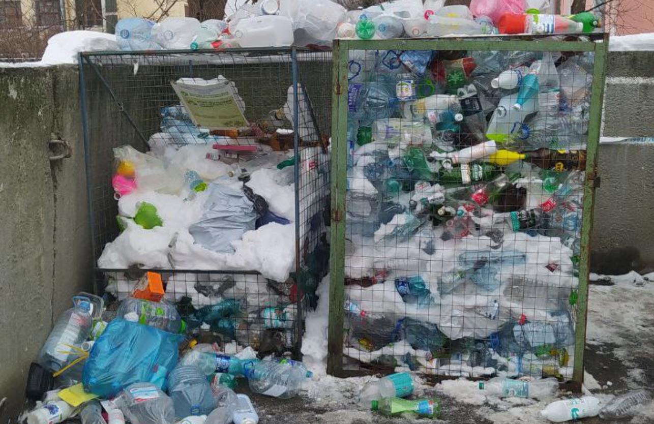 В Красногвардейском районе Петербурга устаревшие сетки для сбора пластика заменят на новые контейнеры
