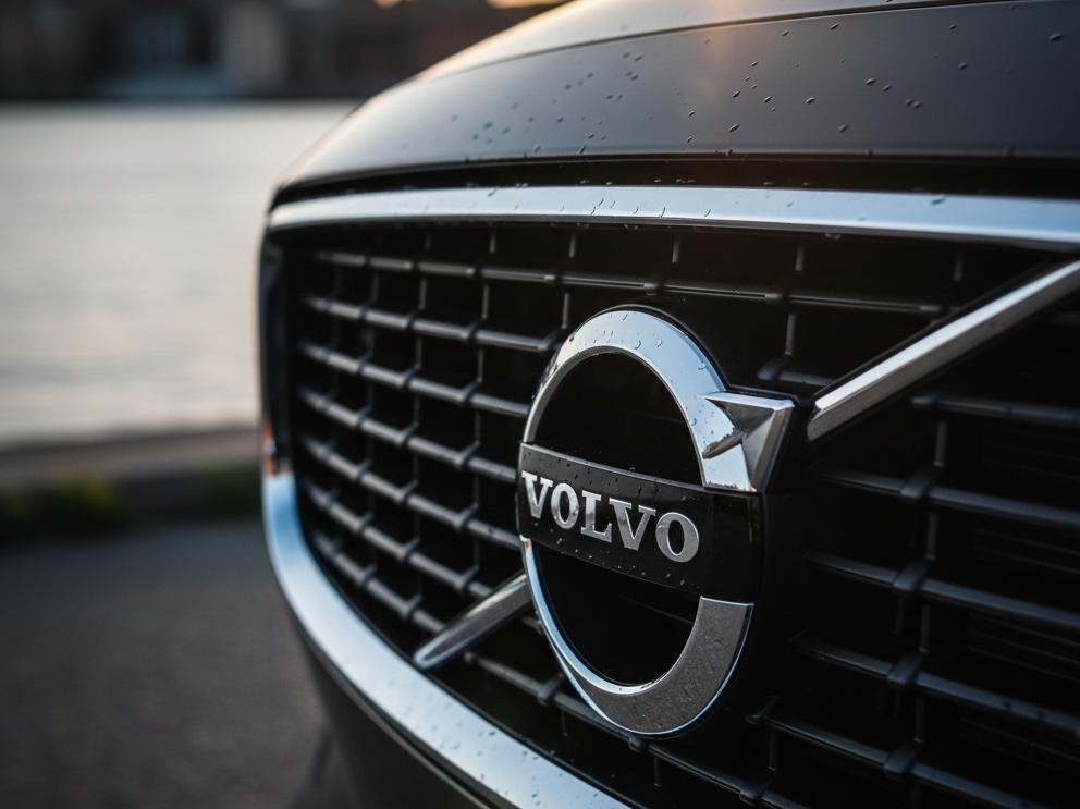 На Свердловской набережной за семь минут потушили загоревшийся Volvo