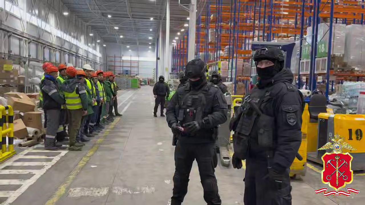 Полиция искала нелегальных мигрантов во всех торговых точках сети «Перекресток» в Петербурге и Ленинградской области