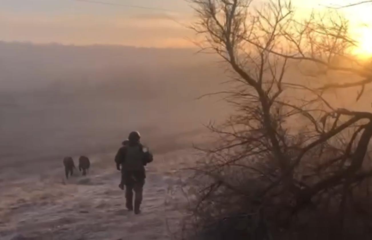 «Народный фронт» опубликовал видео с передовой: выход бойцов «по-серому»