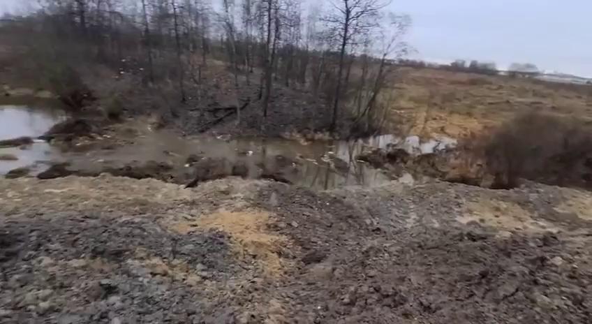 Росприроднадзор обнаружил свалку опасных отходов на берегу реки Утки в Ленобласти