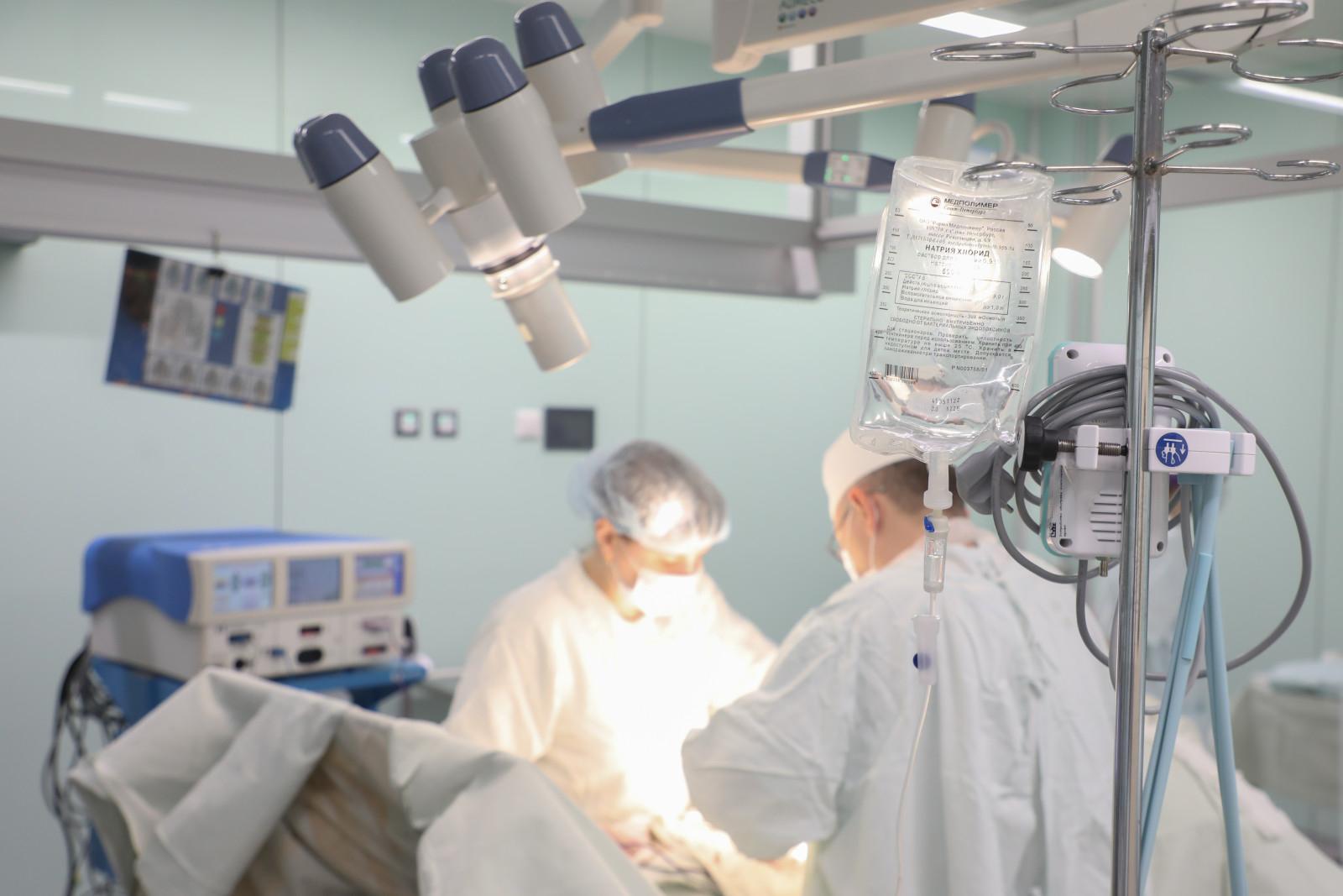 Упавшему в шахту лифта на производстве пряников в Петербурге проводят операцию