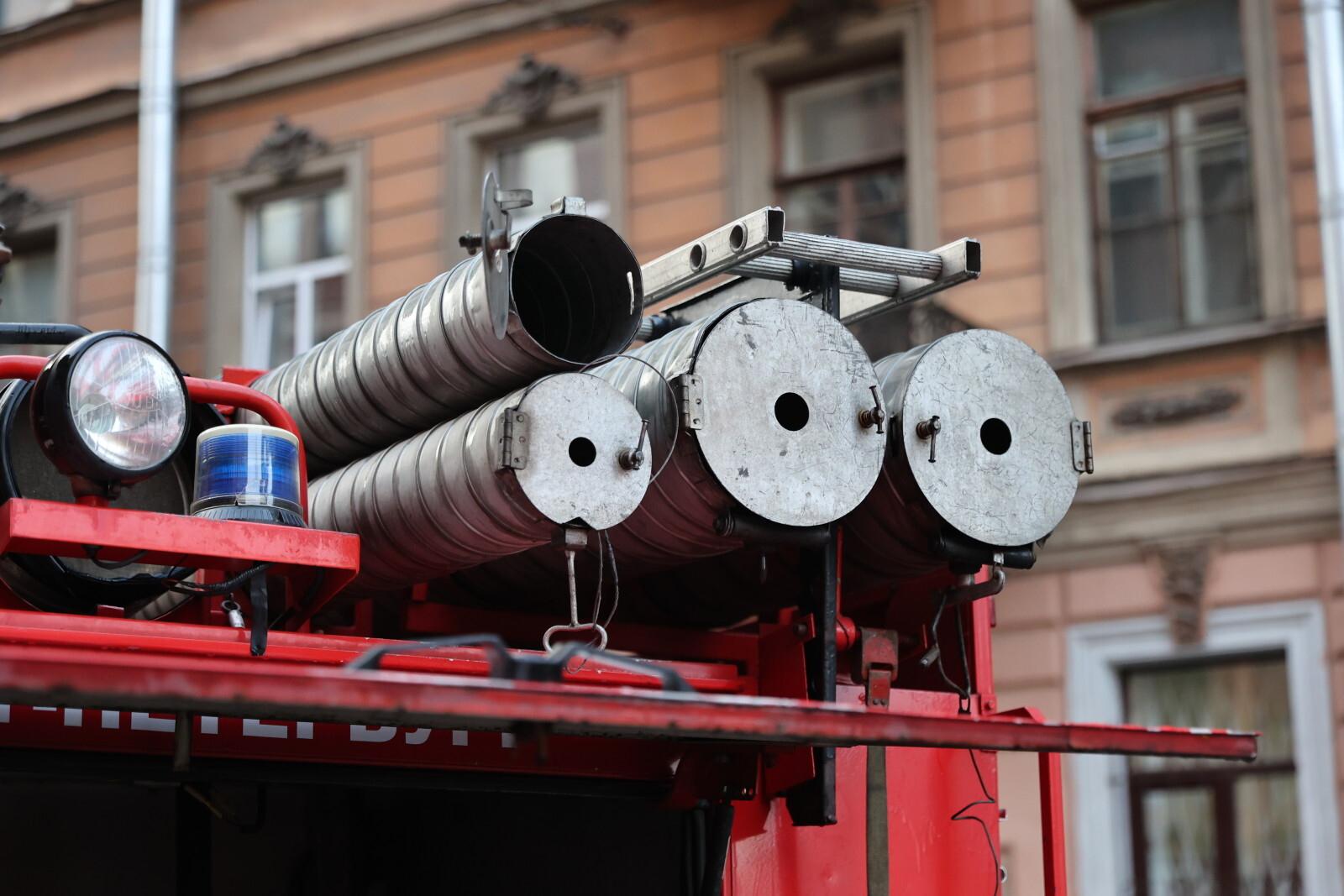 На Лиговском проспекте вспыхнуло четырехэтажное здание