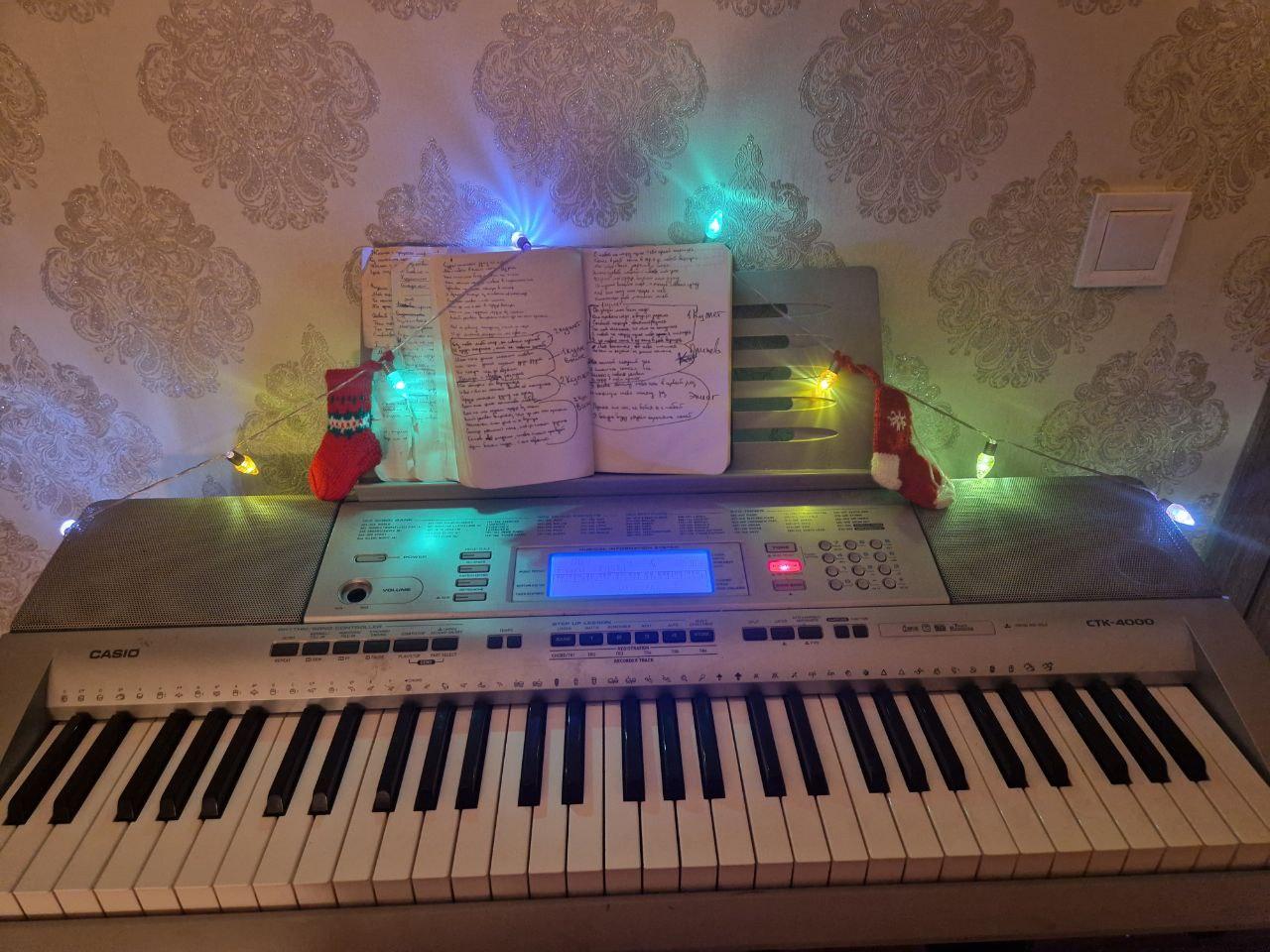 Оживший синтезатор: как находка в зоне СВО согрела сердца бойцов и стала подарком детям