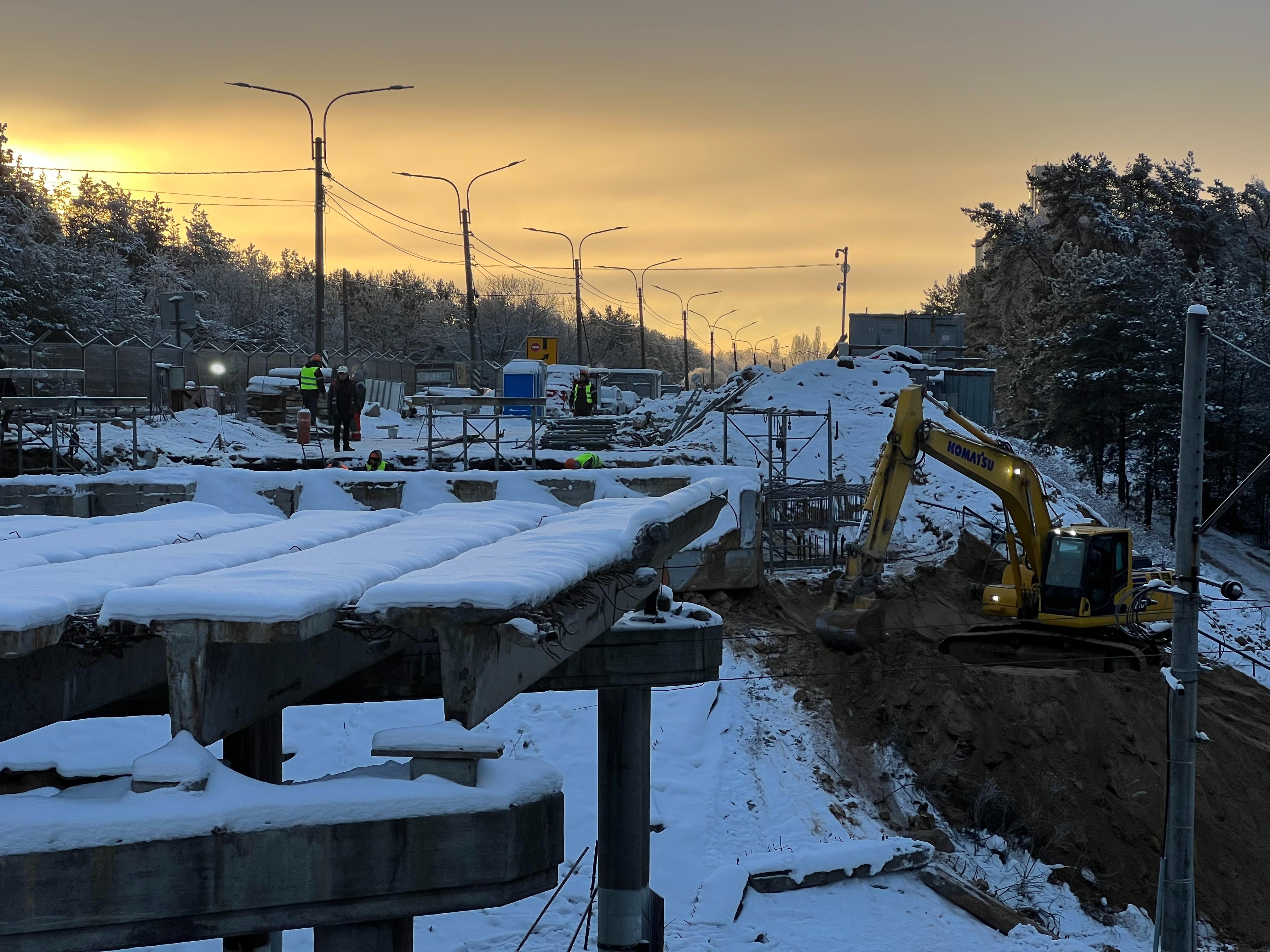 На Рубежном путепроводе в Курортном районе начали возводить новые опоры