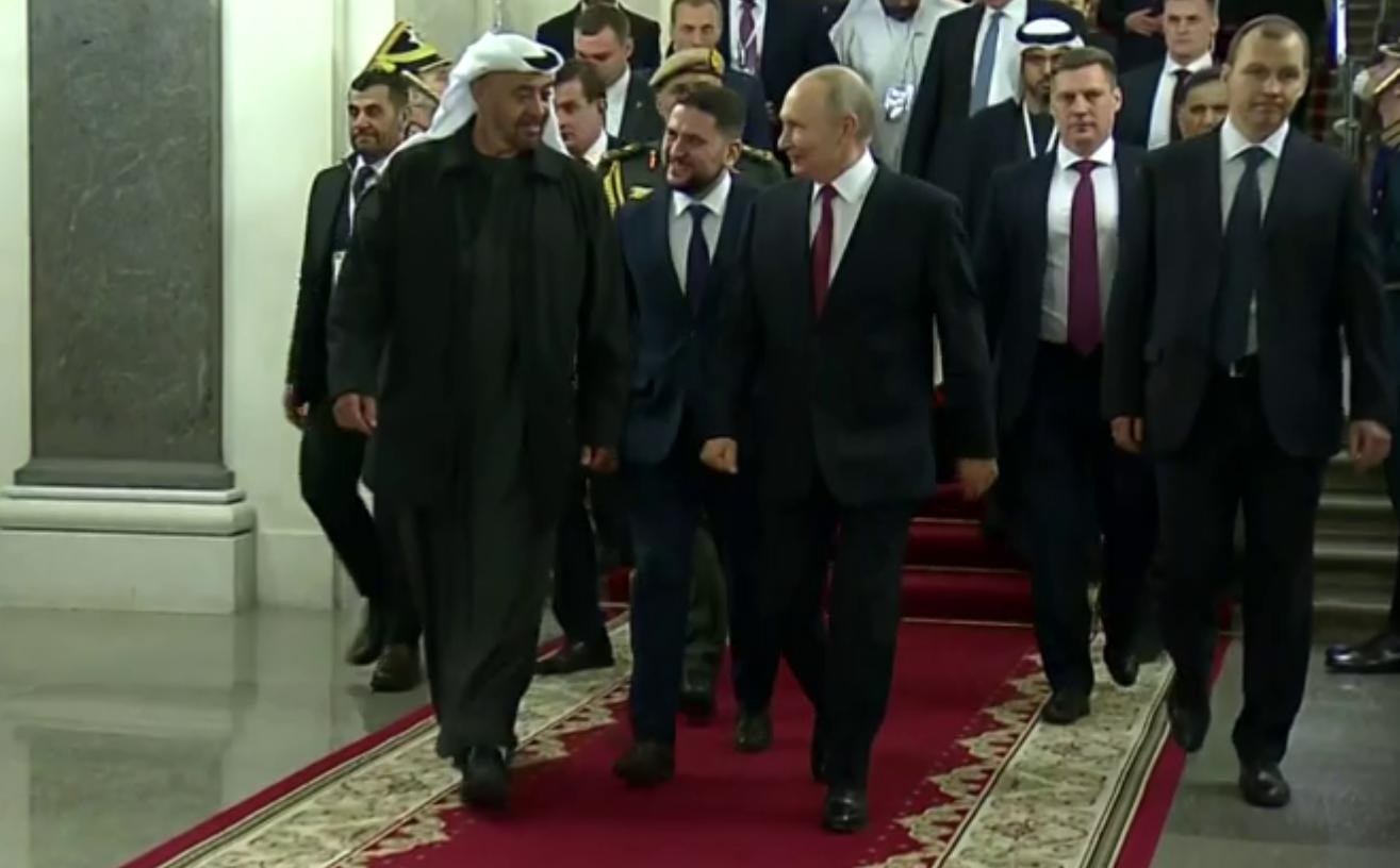 Путин спросил у президента ОАЭ, как «поживает» его куртка из Петербурга