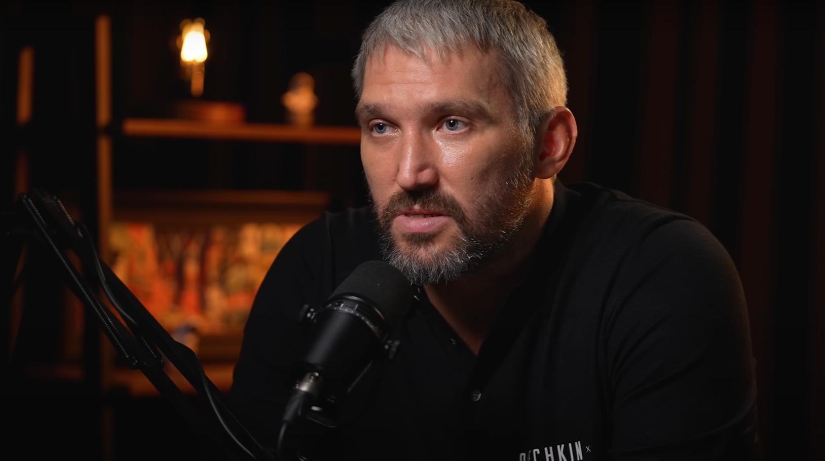 Овечкин в матче с «Детройтом» уронил на лед двух соперников силовыми приемами