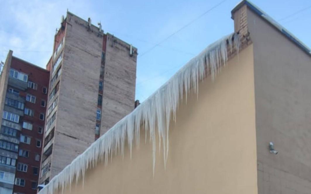 В Петербурге метровые сосульки со здания на улице Жени Егоровой сбили за 3 дня