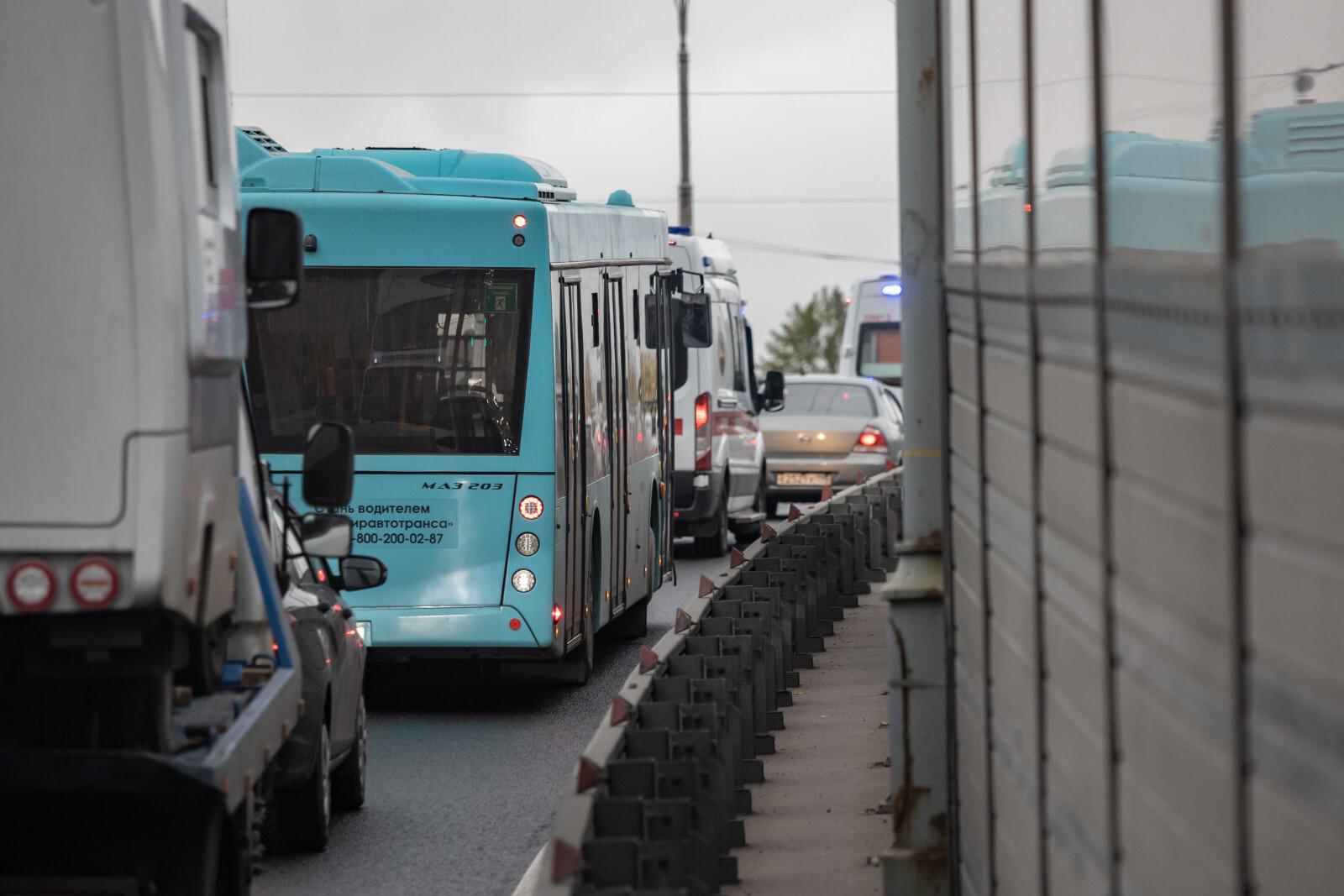 Огромная пробка на КАД произошла из-за массовой аварии