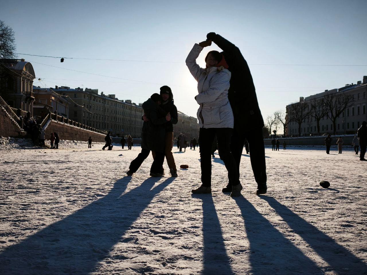 Петербуржцы устроили на льду Фонтанки танцевальную вечеринку