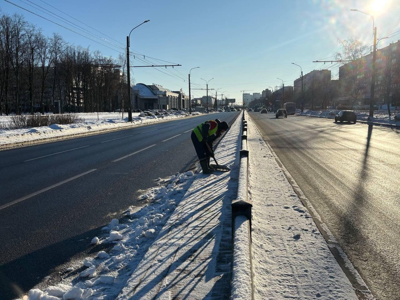 Сегодня улицы Петербурга чистят 825 машин и 1210 дворников