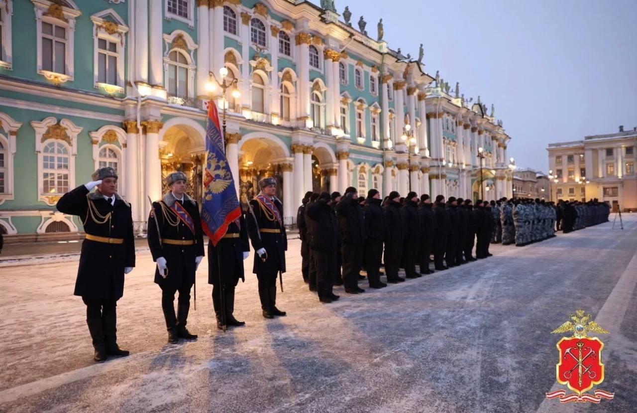 На Дворцовой площади Петербурга прошел масштабный смотр полицейских нарядов
