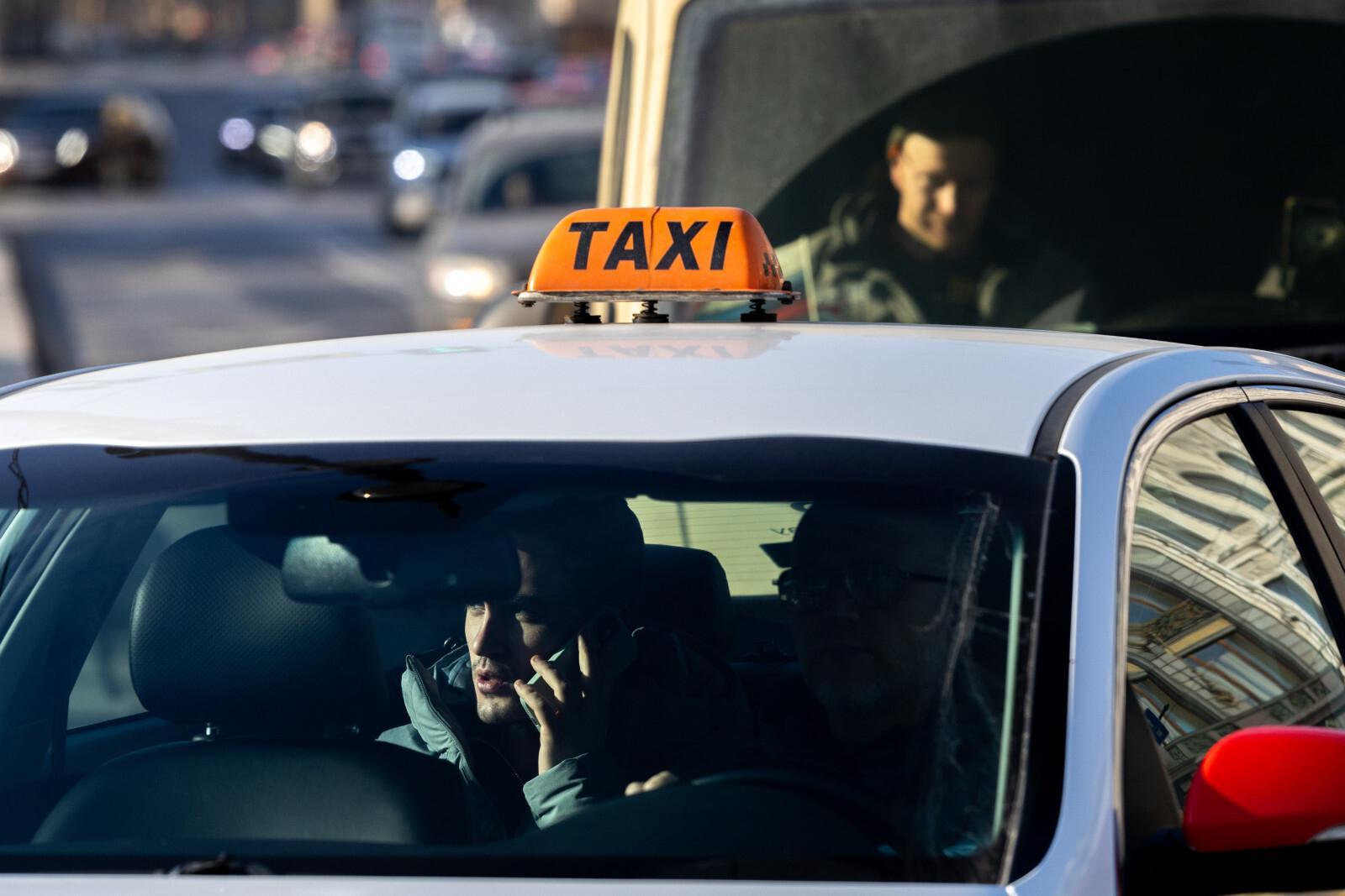 Таксисы, которые подрабатывают в Петербурге, получают больше других
